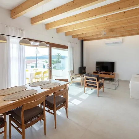 Prime Location With Spectacular Views * 福尔内利斯