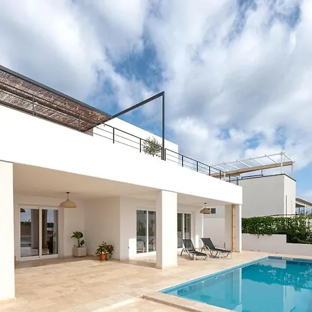Prime Location With Spectacular Views *